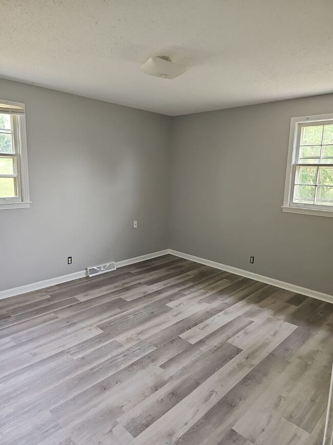 Building Photo - 4 Bedroom 1.5 Bath near Dover Rd!