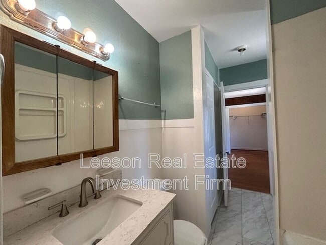 Building Photo - 3433-3433 Beverly Pl