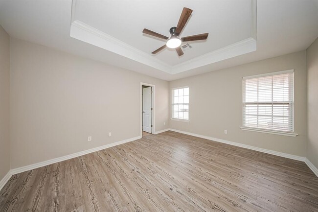 Building Photo - 9423 Peachtree Ln