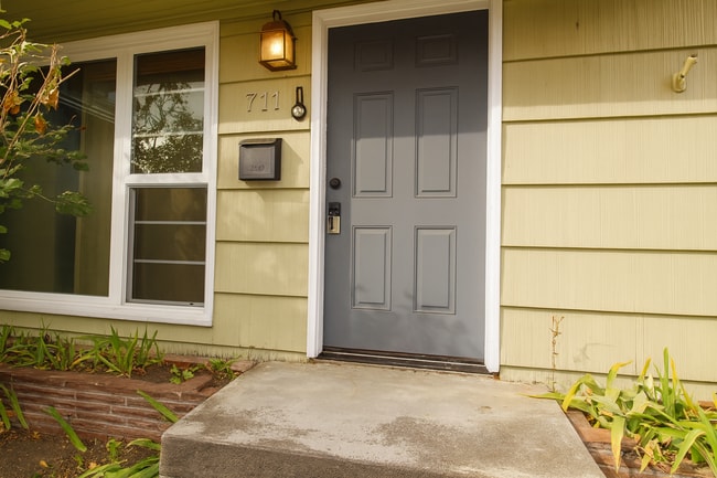 Building Photo - Charming Bend Home with Spacious Bonus Roo...