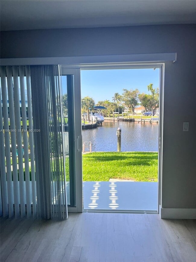 Building Photo - 708 Victoria Dr