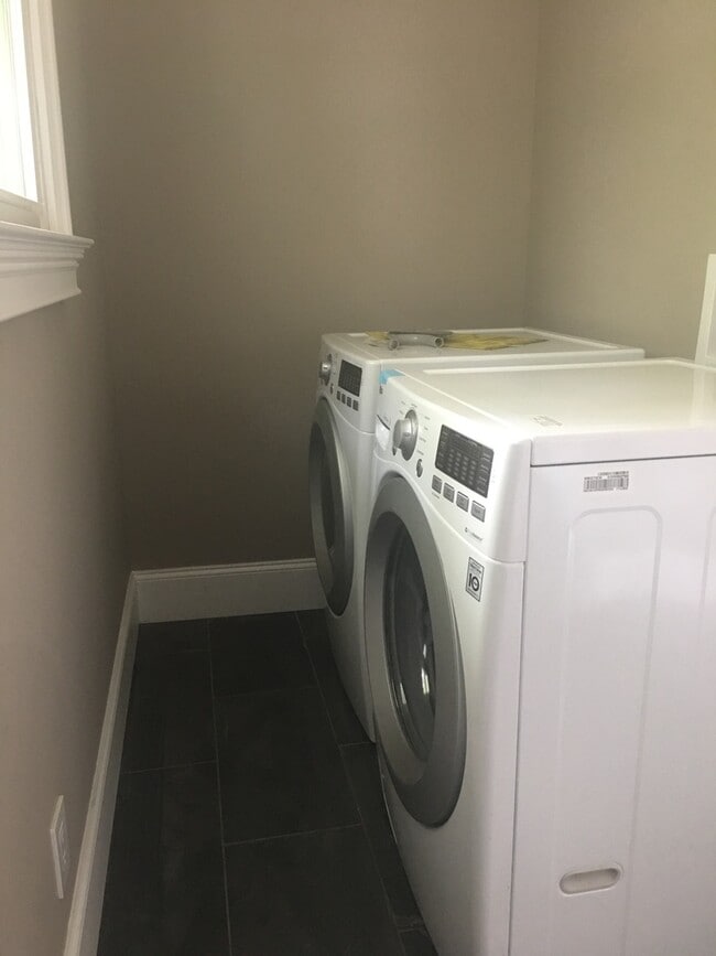 Building Photo - $1615 per Bedroom | 5BR/3BA Home in Fort S...