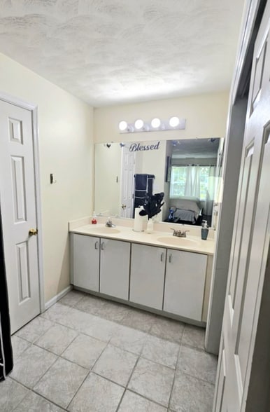 Building Photo - 2465 London Pointe Dr