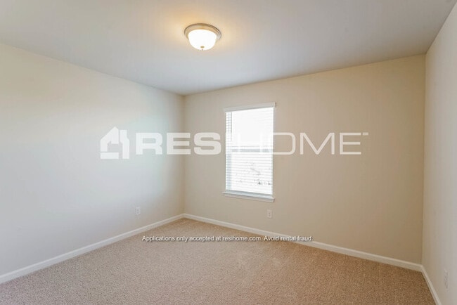 Building Photo - 900 Juniper Ln