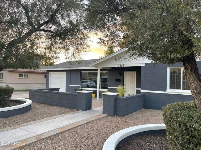 Building Photo - 1816 E Minnezona Ave