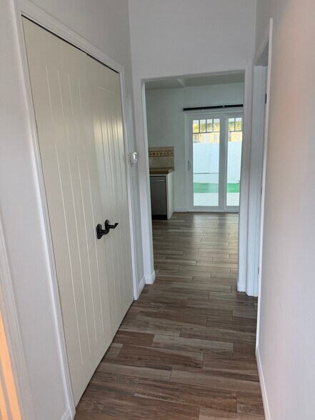 Building Photo - 404 Indianapolis Ave