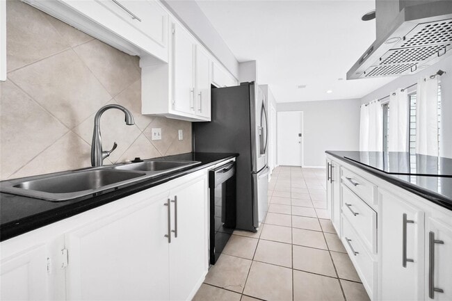 Building Photo - 2239 Kinbrook Dr