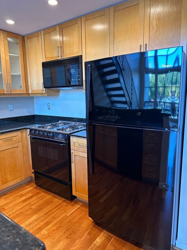 Building Photo - SPACIOUS 1-Bedroom 1.5 bath Live/Work loft...