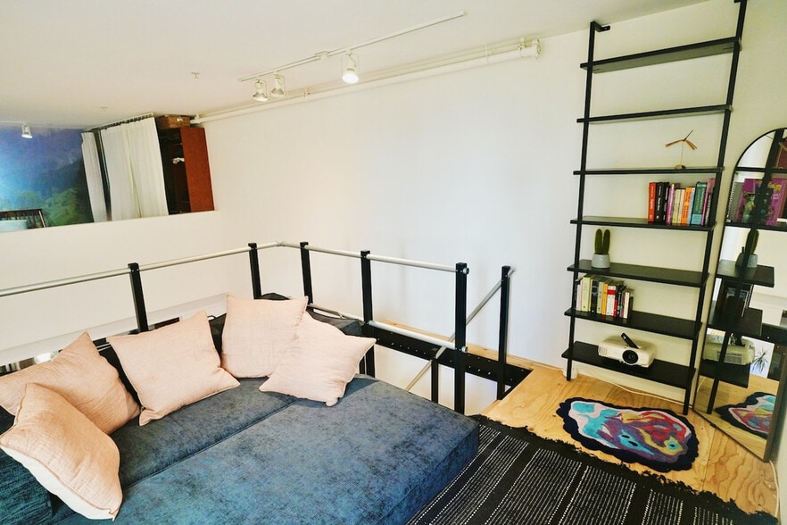 Building Photo - 670 5th St