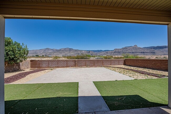 Building Photo - 4 Bedroom 3 bath Beautiful Home