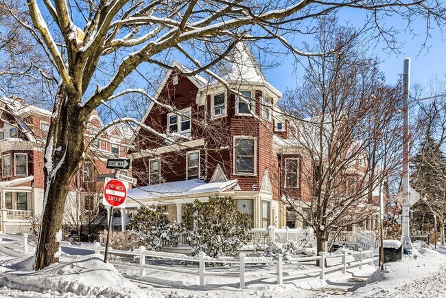 Building Photo - 5 Fairbanks St