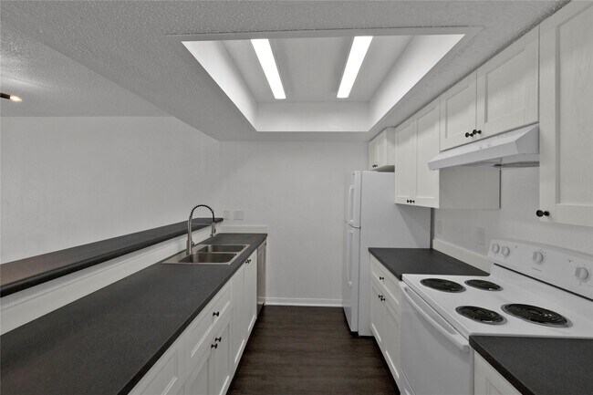 Building Photo - 2830 S Bartell Dr