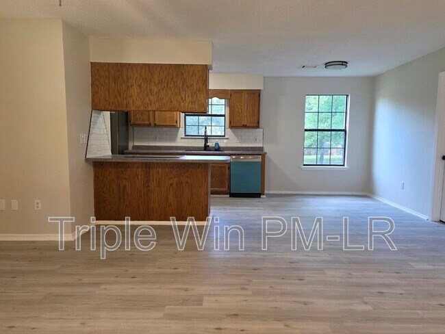 Building Photo - 8 Helen St