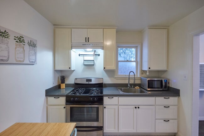 Building Photo - 1724 Lincoln Ave