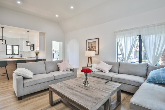 Building Photo - Fully Furnished 3BR Home in Long Beach W/ Appliances