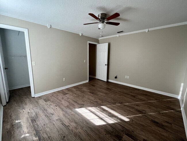 Building Photo - Fresh and Refurbed  3 Bed / 2 Bath Home in Apopka