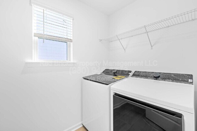 Building Photo - 2133 Riverbend Ave