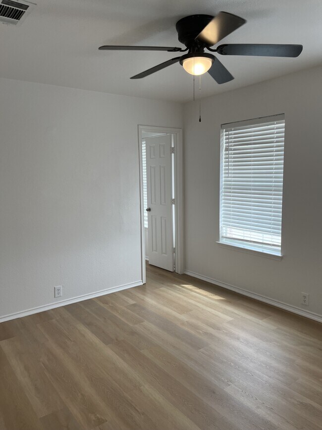 Building Photo - 4529 Blue Jay Ln