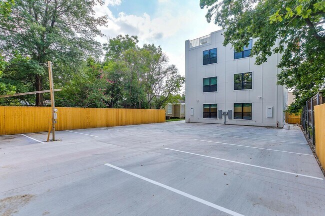 Building Photo - 3133 McCart Ave