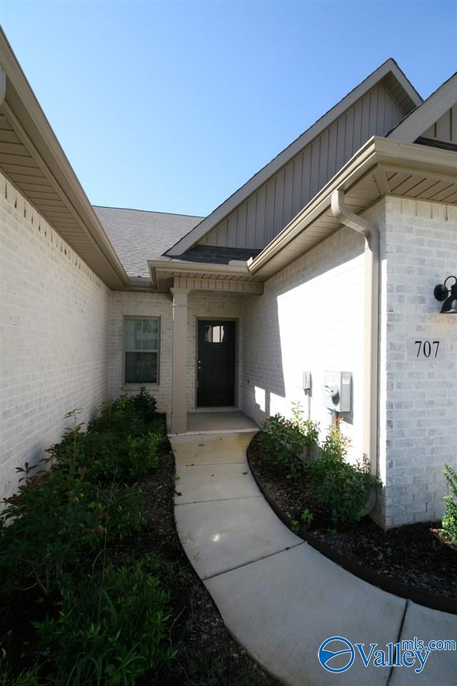 Building Photo - 707 Sluice Dr SW