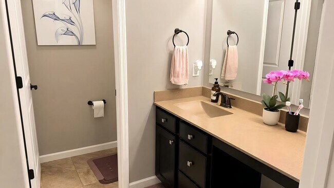 Building Photo - Beautiful 4Bed 3.5Bath Home in Victoria!