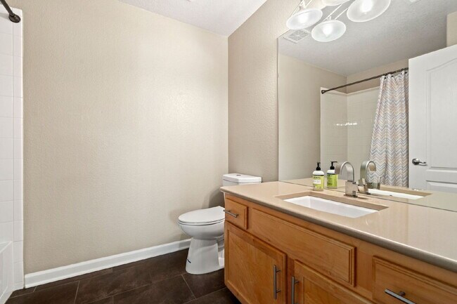 Building Photo - Bright & Spacious 2 Bedroom, 2 Bath Condo