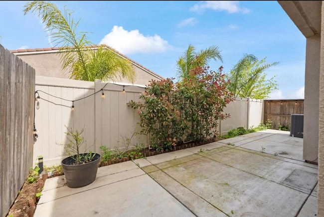 Building Photo - Dream Home Alert: 5 Bedrooms of Pure Comfo...