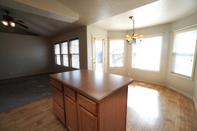 Building Photo - 1445 W Silver Salmon Dr