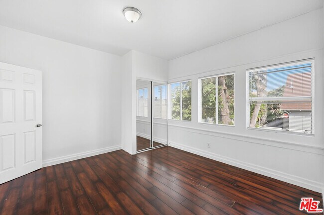 Building Photo - 522 W Vernon Ave