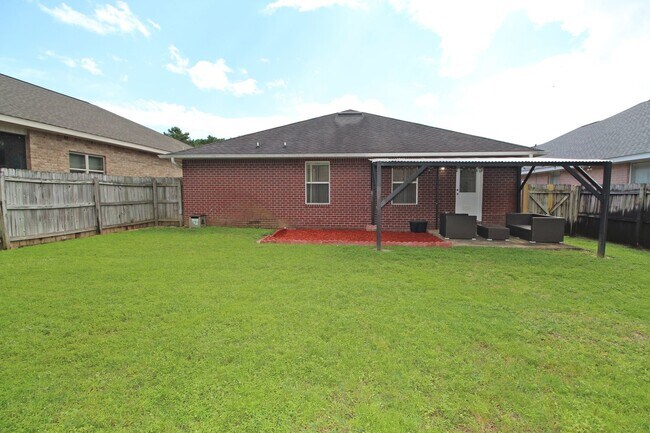 Building Photo - 3BR/2BA Gulf Breeze Brick Home in Oak Pointe with Vaulted Ceilings, Open Layout, Fenced Yard & La...