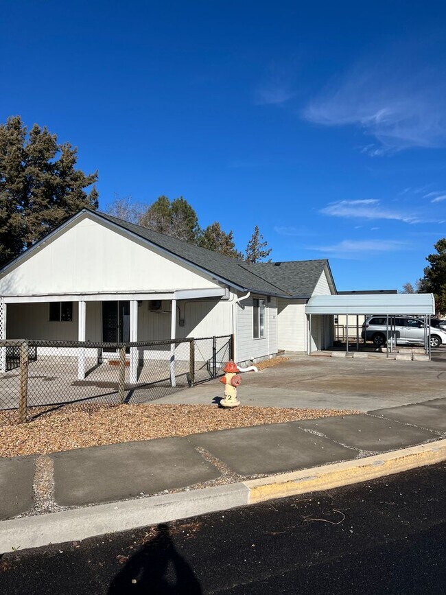 Building Photo - Duplex in SW Redmond