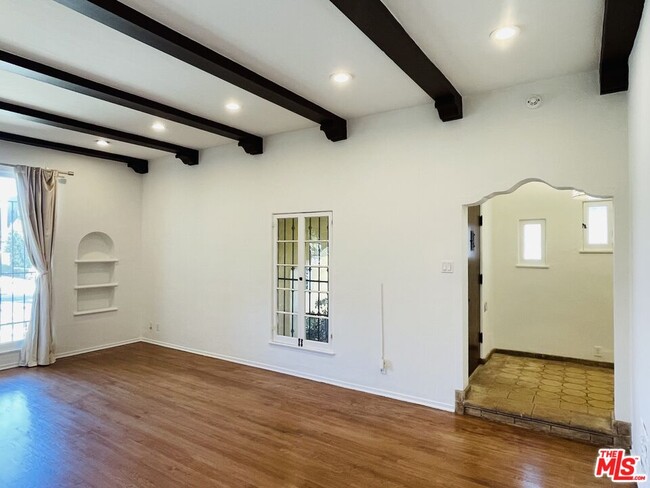 Building Photo - 203 N Doheny Dr