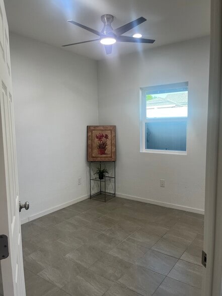 Bdrm w/fan + recess lighting - 10500 Hayvenhurst Ave