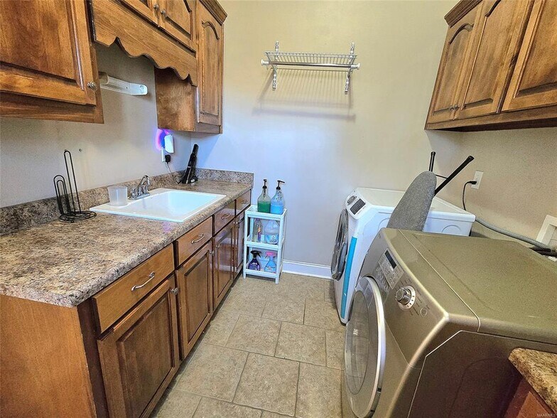 Building Photo - 310 High Pt Rdg