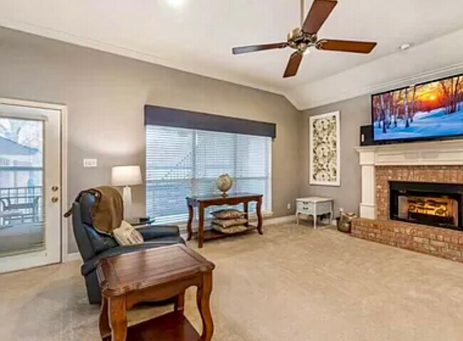 Building Photo - 815 Montreal Dr