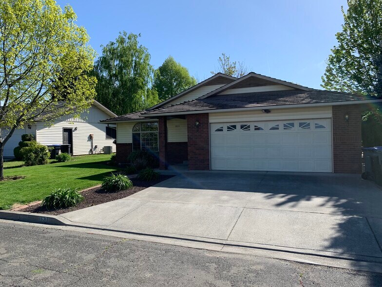 Building Photo - 1831 Fairway Dr