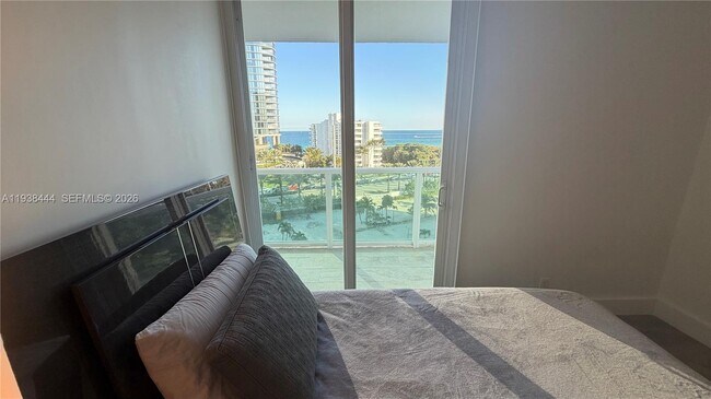 Building Photo - 100 Bayview Dr