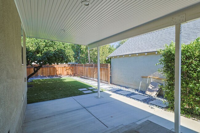 Building Photo - Amazing 4-bedroom + 3-bathroom house in Ma...