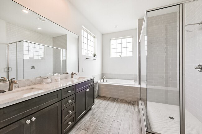 Building Photo - 1040 W 26th St