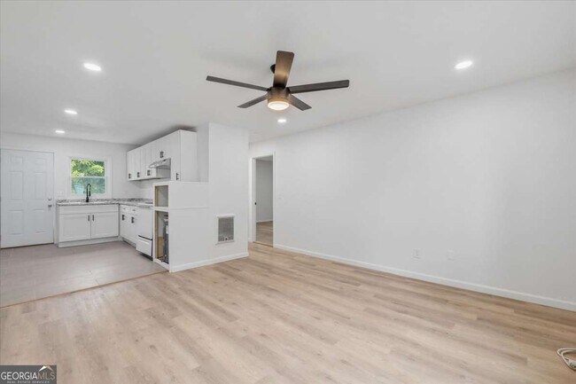 Building Photo - 610 N College Dr