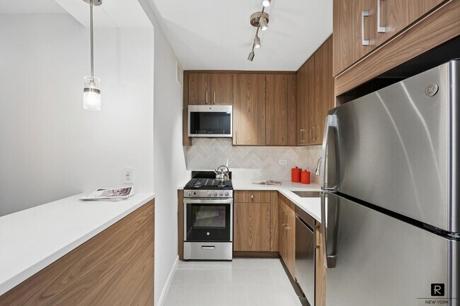 Building Photo - 215 W 95th St