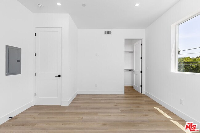 Building Photo - 5048 Cleon Ave