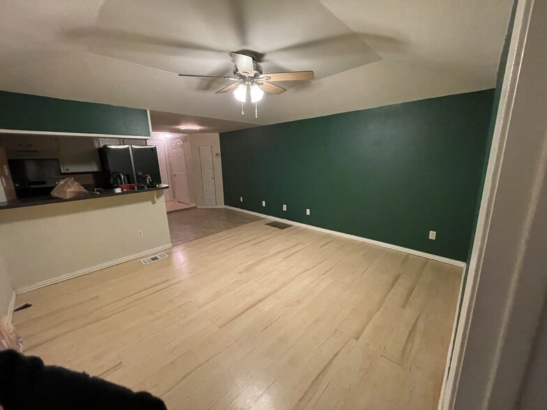 Living Room - 424 Fry St