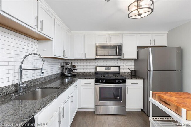 Building Photo - 250 E Harbortown Dr