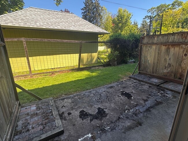 Building Photo - 2 Bedroom 1 Bath Townhouse