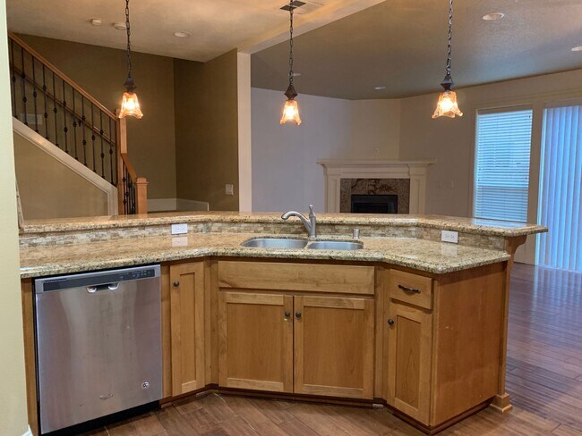 Building Photo - COMING SOON! GORGEOUS Townhome...  LOCATION , LOCATION near Peace Health Hospital
