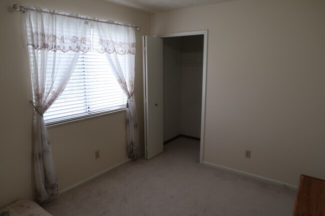 Building Photo - 140 Carriage Ln SW