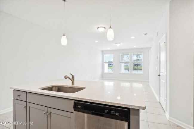 Building Photo - 260 Brandon Lks Dr