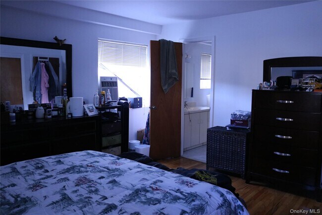 Building Photo - 649 E Beech St