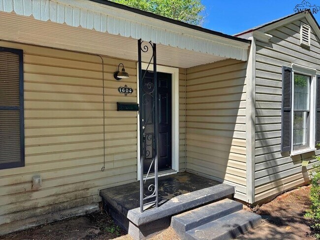 Building Photo - 1604 Blonde St